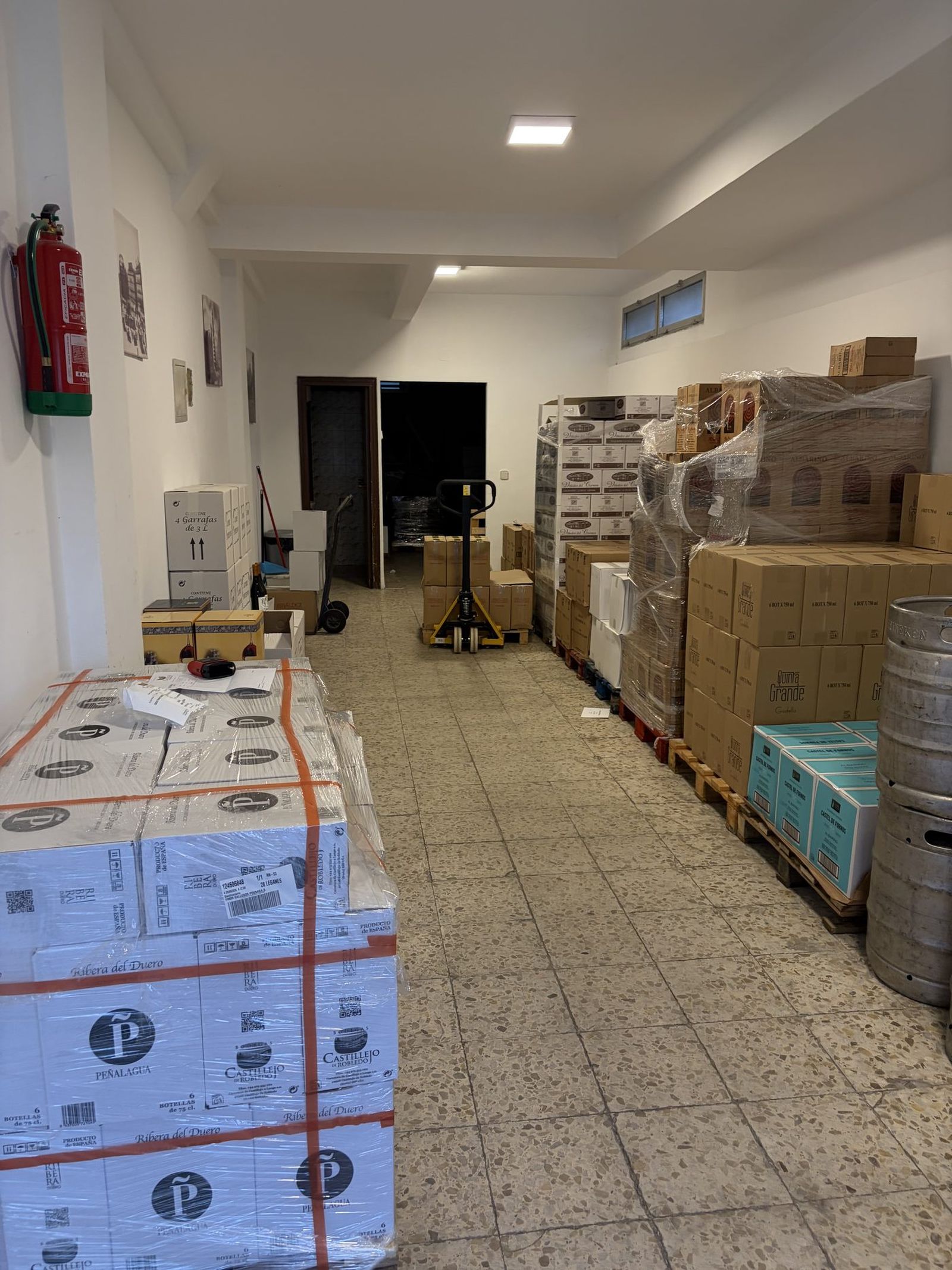 Almacén de Vinos Gallegos Pousada en Alcorcón, con palés de cajas de vino