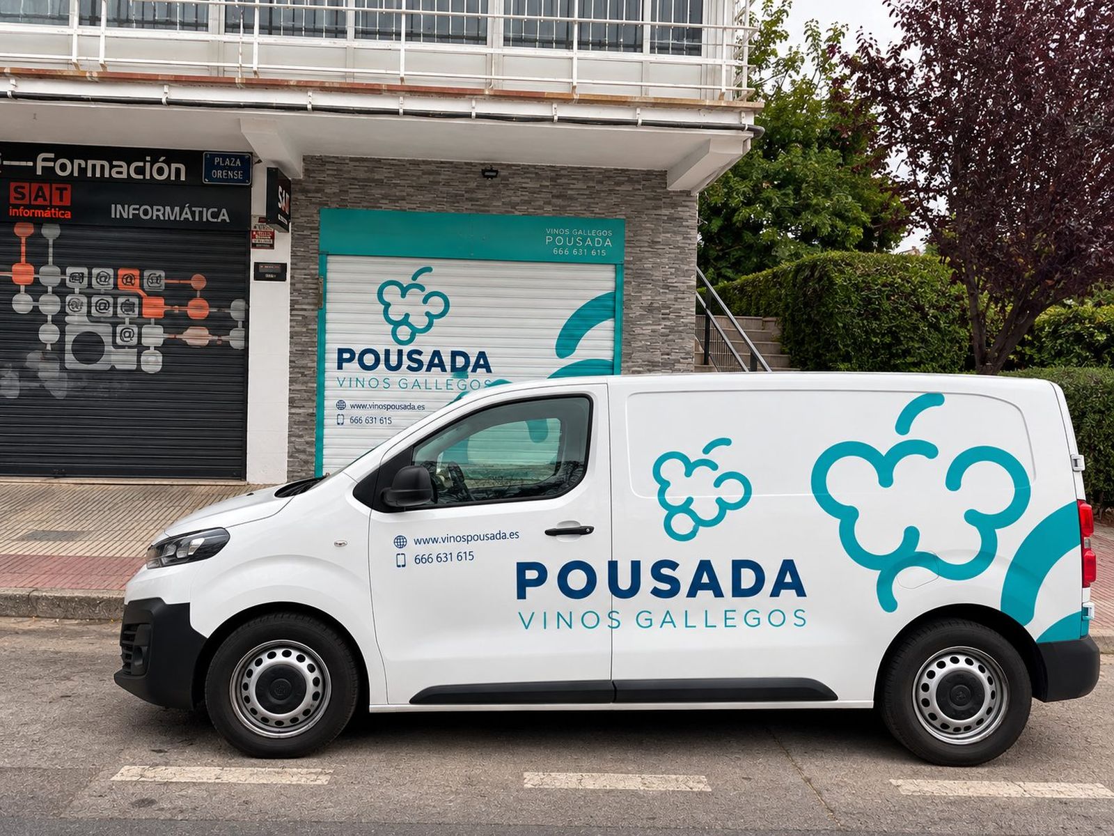 Furgoneta de reparto de Vinos Gallegos Pousada delante de la sede de Alcorcón